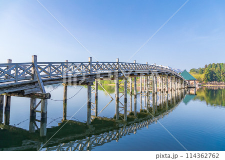 「青森県」快晴の青空と鶴の舞橋　日本一長い木造三連太鼓橋 114362762