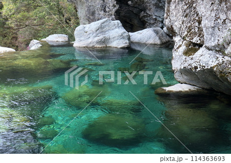 アメガエリの滝　滝口の景観　（高知県　土佐町　瀬戸川渓谷） 114363693