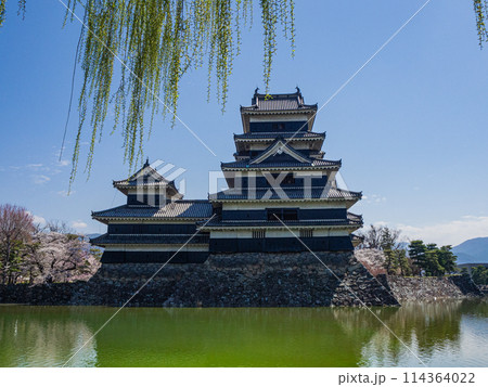 快晴の空、春の松本城 快晴の空、春の松本城 114364022