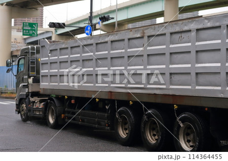 スクラップ運搬車両 114364455