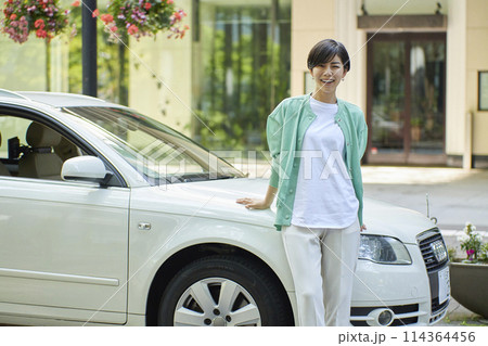 ドライブする若い女性 114364456