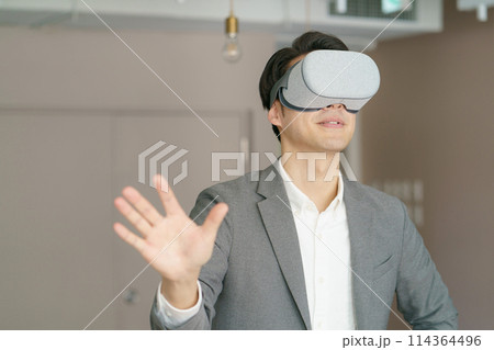 バーチャル映像を見る若い男性 114364496
