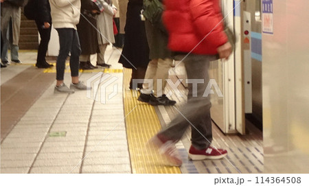 電車に乗るホームの人達 電車に乗るホームの人達 114364508