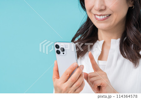 スマホを操作するミドル女性。(パーツ) スマホを操作するミドル女性。(パーツ) 114364578