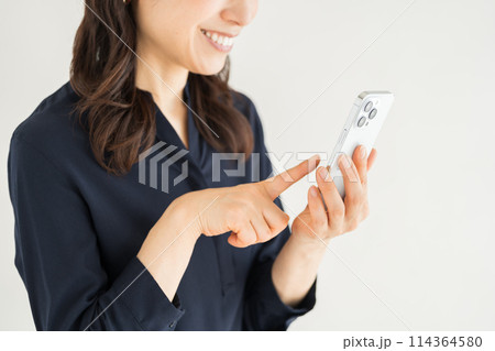 スマホを操作するミドル女性。（パーツ） 114364580