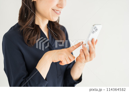 スマホを操作するミドル女性。(パーツ) スマホを操作するミドル女性。(パーツ) 114364582