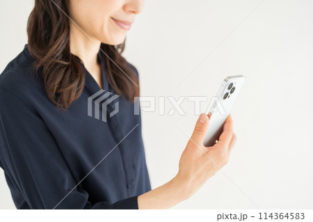 スマホを操作するミドル女性。(パーツ) スマホを操作するミドル女性。(パーツ) 114364583