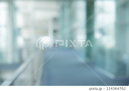 ガラス張りのビルの内観 114364762