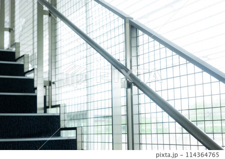 ガラス張りのビルの内観 114364765