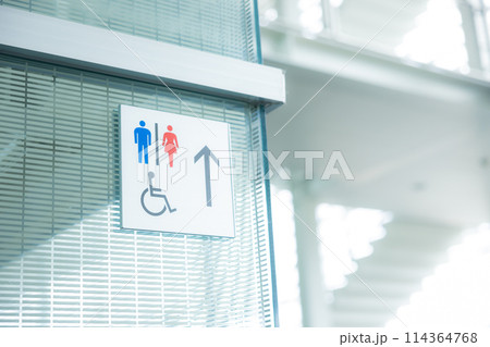 ガラス張りのビルの内観 114364768