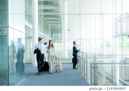 空港内を歩くビジネスマン 114364843
