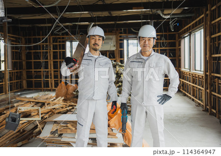 解体工事現場で働く作業員 解体工事現場で働く作業員 114364947