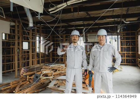 解体工事現場で働く作業員 114364949