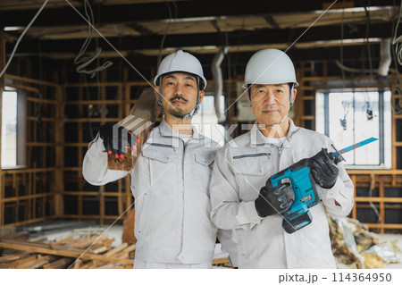 解体工事現場で働く作業員 114364950