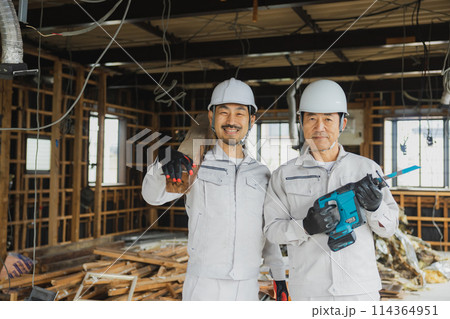 解体工事現場で働く作業員 114364951