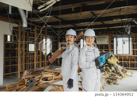 解体工事現場で働く作業員 114364952