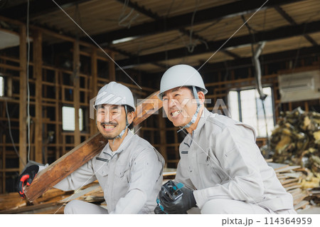 解体工事現場で働く作業員 114364959