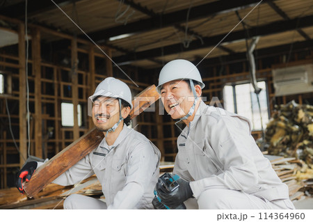 解体工事現場で働く作業員 解体工事現場で働く作業員 114364960