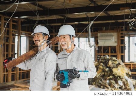 解体工事現場で働く作業員 解体工事現場で働く作業員 114364962