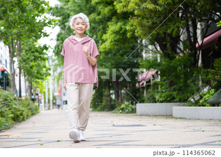 ウォーキングをする白髪のシニア女性 114365062