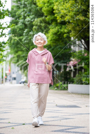 ウォーキングをする白髪のシニア女性 114365064