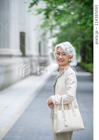 街中を歩くおしゃれなシニア女性 114365093
