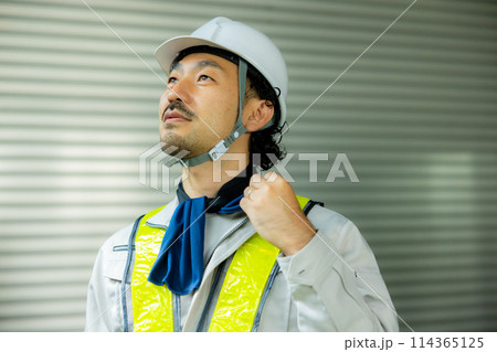 工事現場で働く作業員 工事現場で働く作業員 114365125