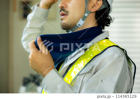 工事現場で働く作業員 工事現場で働く作業員 114365129