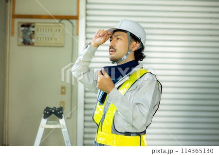 工事現場で働く作業員 工事現場で働く作業員 114365130