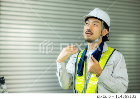 工事現場で働く作業員 114365132