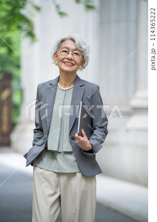 シニア女性のビジネスシーン シニア女性のビジネスシーン 114365222