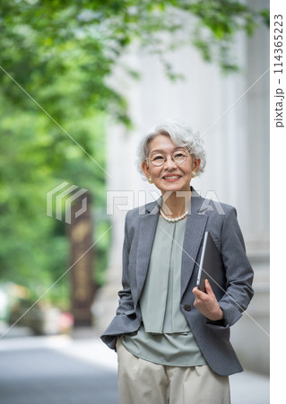シニア女性のビジネスシーン シニア女性のビジネスシーン 114365223