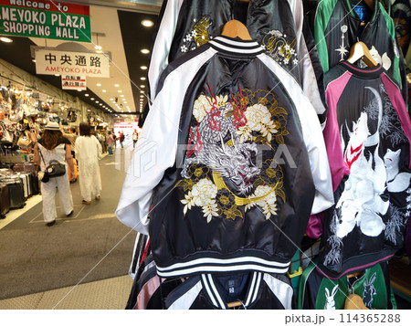 土産物店に並んだカラフルなスカジャン 東京都 土産物店に並んだカラフルなスカジャン 東京都 114365288