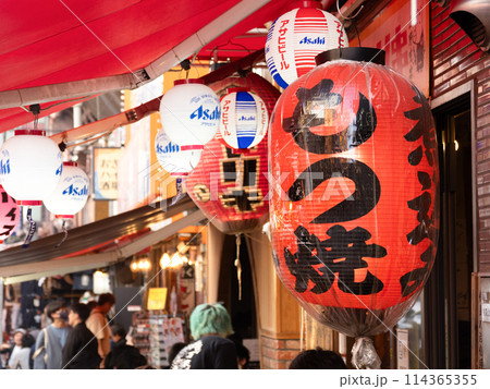 上野御徒町中央通りの飲食街　東京都 114365355