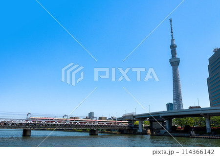 快晴の青空と穏やかに流れる隅田川の街並み風景｜日本｜東京イメージ 114366142