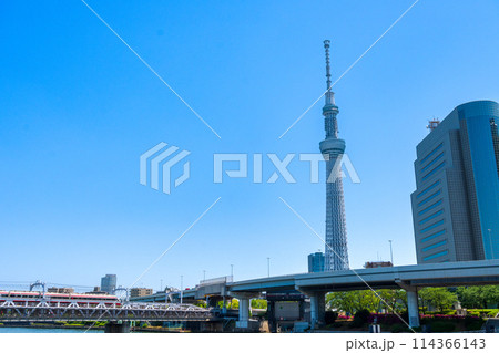 快晴の青空と穏やかに流れる隅田川の街並み風景｜日本｜東京イメージ 114366143