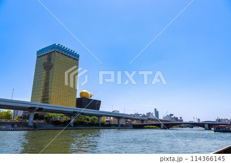 快晴の青空と穏やかに流れる隅田川の街並み風景｜日本｜東京イメージ 114366145