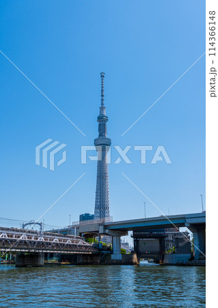 快晴の青空と穏やかに流れる隅田川の街並み風景｜日本｜東京イメージ 114366148