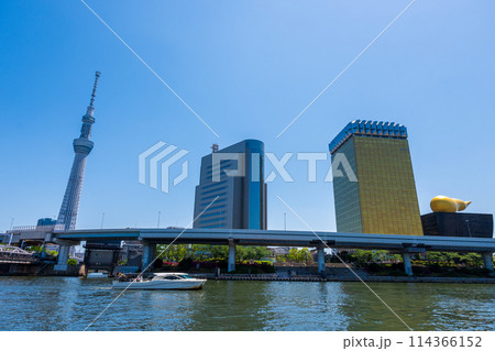 快晴の青空と穏やかに流れる隅田川の街並み風景｜日本｜東京イメージ 114366152