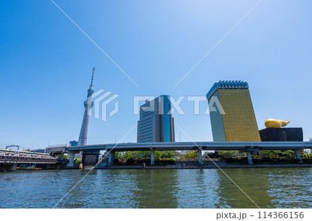 快晴の青空と穏やかに流れる隅田川の街並み風景｜日本｜東京イメージ 114366156
