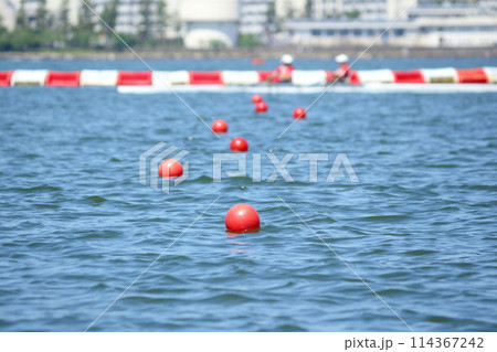 琵琶湖漕艇場に漂うコースを示す浮き 琵琶湖漕艇場に漂うコースを示す浮き 114367242