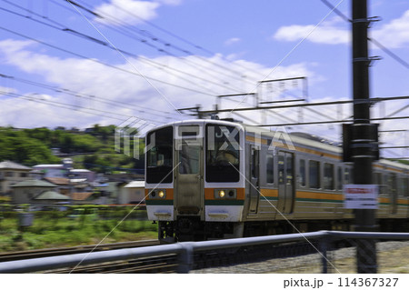 青空の下、郊外を走る電車 114367327