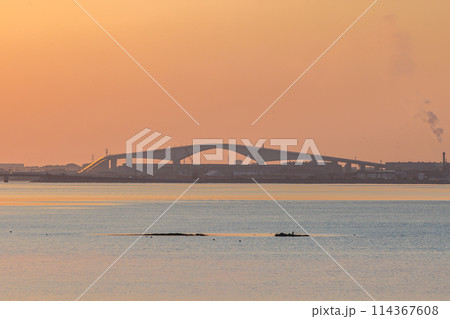 夜明けの江島大橋（ベタ踏み坂）島根県松江市八束町から鳥取県境港市渡町 114367608