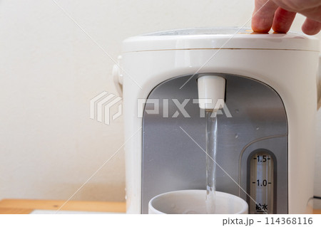 電気ポットからマグカップにお湯を注ぐ 電気ポットからマグカップにお湯を注ぐ 114368116