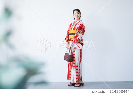 赤い浴衣のかわいい女性の全身　白背景 114368444