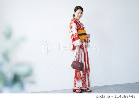 赤い浴衣のかわいい女性の全身　白背景 114368445