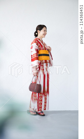 赤い浴衣のかわいい女性の全身　白背景 114368451
