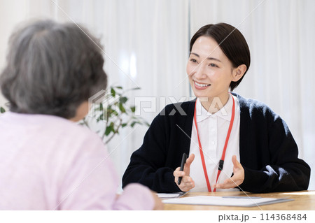 介護保険認定調査するケアマネージャー 介護支援専門員 介護保険認定調査するケアマネージャー 介護支援専門員 114368484