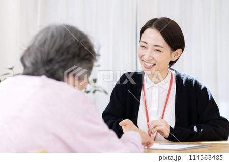 介護保険認定調査するケアマネージャー　介護支援専門員 114368485