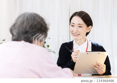 介護保険認定調査するケアマネージャー 介護支援専門員 介護保険認定調査するケアマネージャー 介護支援専門員 114368486